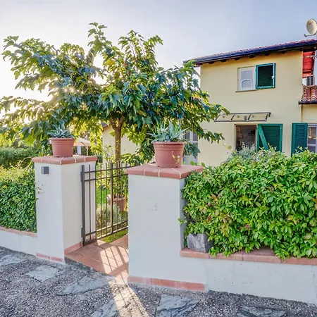 2 Bedroom Beautiful Home In Camaiore Holiday home